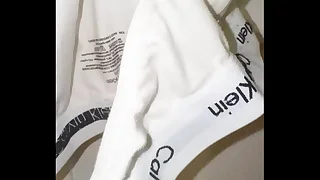 Calzón blanco mojado en esperma