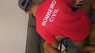 FUI NA CASA DO SOCYAL ARRUMAR O ENCANAMENTO, NO FINAL AINDA GANHEI UM BELA SURRA DE CU DESSE HOMEM GOSTOSO.